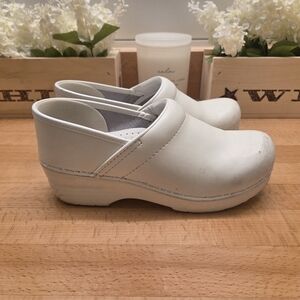 Dansko Professional Box Clogs White Leather Womens Size 38
